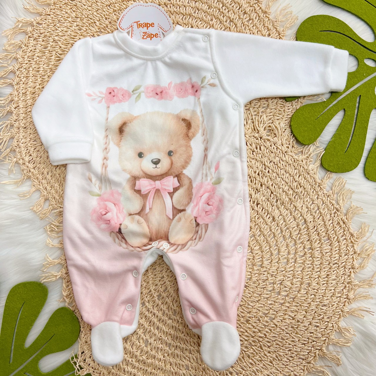 Macacão em Soft Ursinha no Balanço - Off White e Rosa